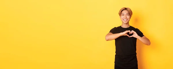 Retrato Lindo Bonito Loiro Asiático Homem Mostrando Gesto Coração Sorrindo — Fotografia de Stock