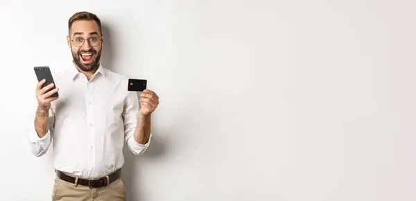 비즈니스 온라인 남자가 핸드폰과 카드로 지불하고 놀라며 미소짓고 — 스톡 사진