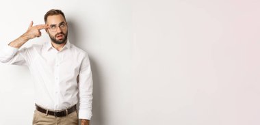 Sinirli bir adam, beyaz arka planda tedirgin bir şekilde, kafasından ve gözlerinden ateş ediyor..