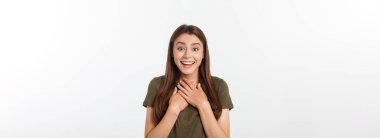 Şaşırdım. Kadın yana bakıyor. Heyecandan yana bakan mutlu genç bir kadın. Gri arka planda Asyalı ve beyaz ırk beyaz kadın modeli.