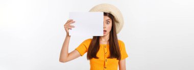 Beyaz arka planda izole güvensizlik içinde faturaları bakarak şok bir kadının Stüdyo çekim