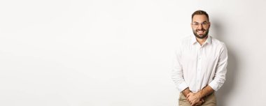 Sorunlu bir adamın idrar sorunu var, tuvalete ihtiyacı var, beyaz arka planda duruyor. Boşluğu kopyala