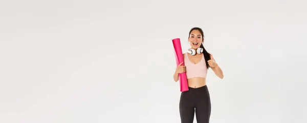 Volledige Lengte Van Vrolijk Tevreden Slank Aziatisch Meisje Met Fitness — Stockfoto