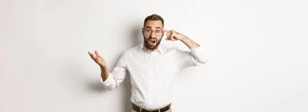 Homem Confuso Chocado Apontando Para Cabeça Repreendendo Empregado Por Agir — Fotografia de Stock