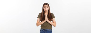 Birlikte elele ve dua, üzerinde beyaz izole rahat kıyafetler güzel genç kadın
