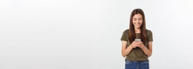 Gülen kadın telefonda konuşuyor ve mesajlaşıyor. Beyaz bir arka planda izole edilmiş.