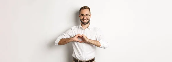 Bonito Gerenciar Mostrando Sinal Coração Sorrindo Amo Gesto Sobre Fundo — Fotografia de Stock