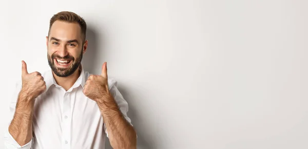 Крупный План Довольного Бородатого Парня Белой Рубашке Показывающего Большие Пальцы — стоковое фото