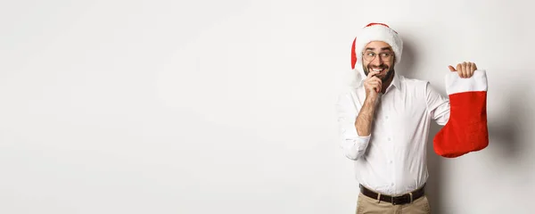 Feliz Natal Conceito Férias Homem Adulto Olhando Feliz Curioso Meias — Fotografia de Stock
