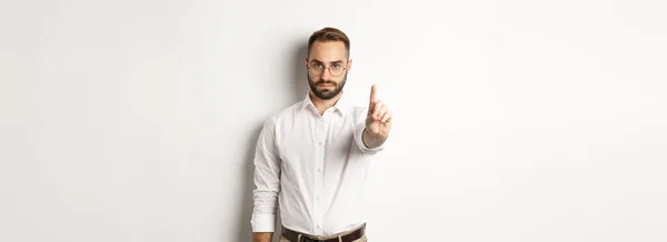 Серьезный Человек Очках Показывающий Знак Стоп Трясущий Пальцем Запретить Запретить — стоковое фото