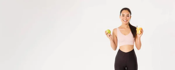 福利和积极的生活方式概念 拥有橙汁和苹果的亚洲女运动员的形象 运动前早餐 白色背景 — 图库照片
