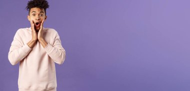 Aman Tanrım! Şaşırmış, nutku tutulmuş, heyecanlı İspanyol bir adamın portresi çarpıcı bir şeye bakıyor, inanılmaz bir performans izliyor, şaşırmış ve şaşkın, mor arka plan.