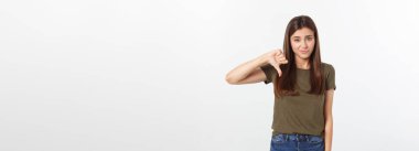 Gri arka planda izole edilmiş uzun siyah saçlı, parmaklarını gösteren kızgın bir kadın görüntüsü.