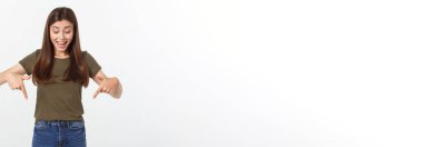 Güzel, genç, zarif bir kadın, izole bir arka planda, elleri ve parmakları üzgün bir ifadeyle işaret ediyor.