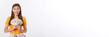 Beyaz arka plan üzerinde izole para tutan genç iş kadını