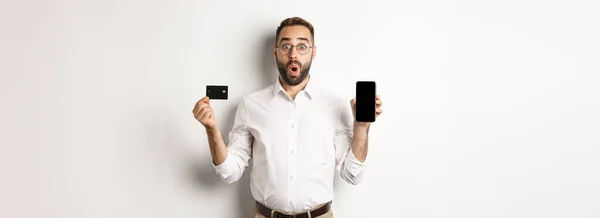 Бізнес Онлайн Платежі Усміхнений Красивий Чоловік Показує Мобільний Екран Кредитну — стокове фото