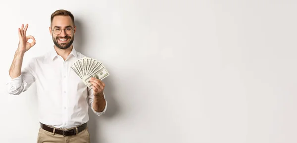 Joven Hombre Negocios Satisfecho Mostrando Dinero Hacer Buena Señal Ganar — Foto de Stock