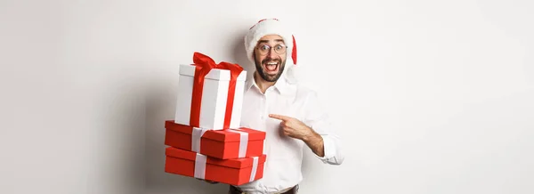 Frohe Weihnachten Feiertage Konzept Überraschte Mann Erhalten Weihnachtsgeschenke Zeigt Auf — Stockfoto