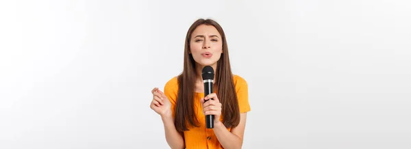 Jovem Mulher Bonita Feliz Motivada Cantando Uma Música Com Microfone — Fotografia de Stock