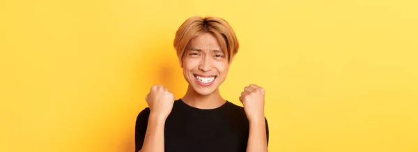 Zbliżenie Szczęśliwego Azjatyckiego Faceta Wygrywającego Nagrodę Wykonującego Gest Pompy Pięści — Zdjęcie stockowe