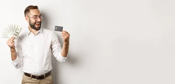 Emocionado Hombre Negocios Sosteniendo Dinero Mirando Tarjeta Crédito Pie Sobre — Foto de Stock