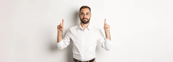 Jovem Empresário Barbudo Apontando Dedos Para Cima Mostrando Oferta Promocional — Fotografia de Stock