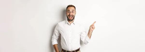 Здивований Схвильований Чоловік Робить Оголошення Бізнесмен Вказує Палець Залишився Копіювальному — стокове фото