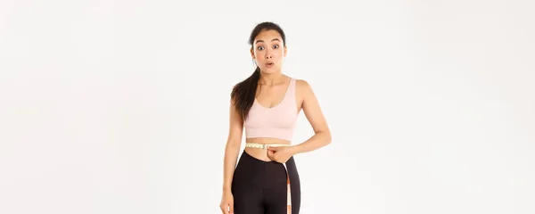 フィットネス 健康的なライフスタイルと健康の概念 驚くべきアジアの女の子上の食事 スポーツ女性ラップ測定テープ周り腰と見て感動として失う重量としてワークアウト — ストック写真