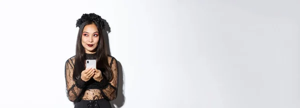 Nachdenkliches Hübsches Asiatisches Mädchen Gotisch Elegantem Kleid Mit Smartphone Beim — Stockfoto