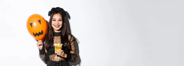 Afbeelding Van Vrolijke Aziatische Meisje Truc Traktatie Halloween Met Snoep — Stockfoto