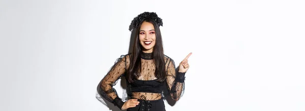 Mujer Asiática Sonriente Satisfecha Traje Bruja Malvada Banshee Celebrando Halloween —  Fotos de Stock