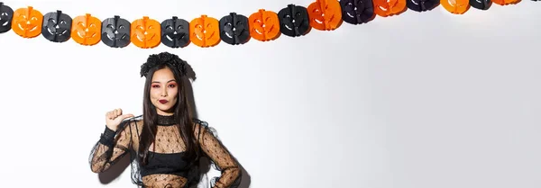 Şık Gotik Elbiseli Kendine Güvenen Asyalı Kadın Siyah Çelenk Cadılar — Stok fotoğraf