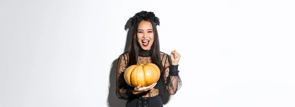 Afbeelding Van Opgewonden Mooie Aziatische Vrouw Vieren Halloween Het Dragen — Stockfoto
