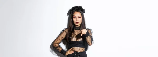 Arrogante Brutale Aziatische Boze Heks Vrouw Halloween Kostuum Wijzende Vinger — Stockfoto
