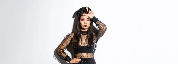 Obrázek Arogantní Sexy Asijské Ženy Kostýmu Čarodějnice Ukazující Ztroskotanec Gesto — Stock fotografie