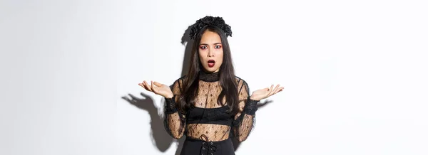 Confuso Asiático Mulher Halloween Traje Olhando Clueless Levantando Mãos Lateralmente — Fotografia de Stock