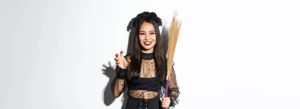 Afbeelding Van Mooie Aziatische Vrouw Heks Kostuum Houden Bezem Glimlachen — Stockfoto