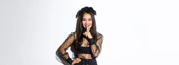 Uśmiechnięta Piękna Azjatka Czarnej Koronkowej Sukience Świętującej Dzień Świętych Zaskoczona — Zdjęcie stockowe