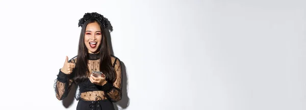 Zarif Gotik Elbiseler Içinde Tatmin Olmuş Asyalı Kadın Portresi Beyaz — Stok fotoğraf