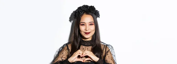 Close Van Glimlachende Mooie Aziatische Vrouw Heks Kostuum Zwarte Krans — Stockfoto