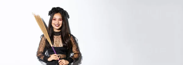 Cadı Kostümü Içinde Gülümseyen Asyalı Güzel Bir Kadının Portresi Süpürge — Stok fotoğraf