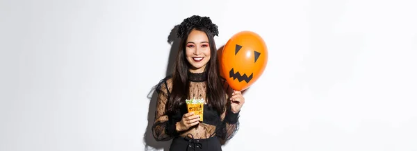 Afbeelding Van Vrolijke Aziatische Meisje Truc Traktatie Halloween Met Snoep — Stockfoto