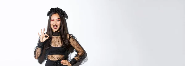 Attraente Giovane Donna Asiatica Abito Gotico Halloween Mostrando Gesto Giusto — Foto Stock