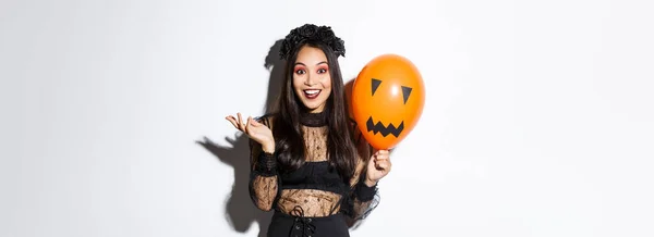 Imagen Una Hermosa Mujer Asiática Celebrando Halloween Vistiendo Disfraz Bruja — Foto de Stock