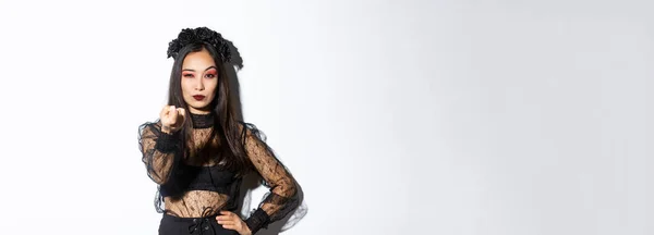 Нахальный Элегантный Молодой Азиатской Женщины Костюме Ведьмы Хэллоуин Сказать Подойдите — стоковое фото