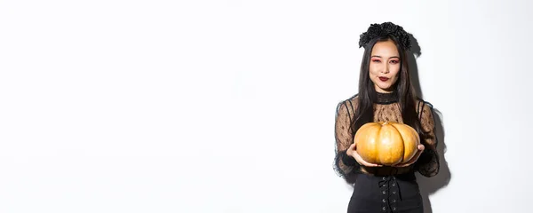 Imagen Mujer Asiática Astuta Vestido Negro Suplantando Bruja Malvada Halloween — Foto de Stock