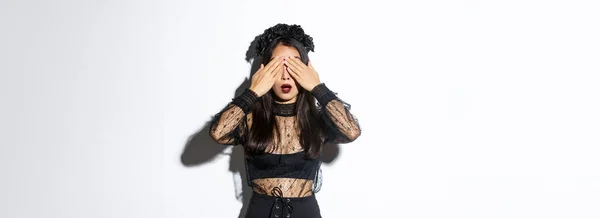 Hoffnungsvolles Und Aufgeregtes Stilvolles Asiatisches Mädchen Hexenkleid Schließt Die Augen — Stockfoto