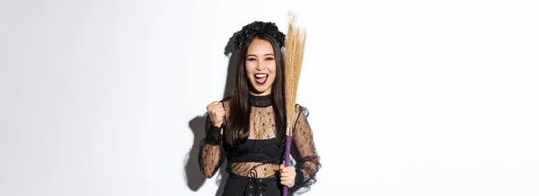 Afbeelding Van Vrolijk Aziatisch Meisje Heks Kostuum Vieren Overwinning Het — Stockfoto
