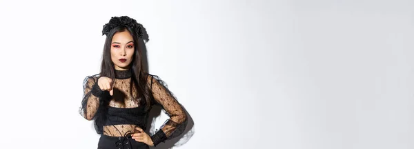 Arrogante Descarada Bruja Malvada Asiática Mujer Traje Halloween Señalándote Con —  Fotos de Stock
