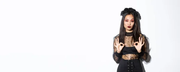 Gotik Elbiseli Şık Asyalı Kadın Tasviri Tatmin Olmuş Görünüyor Onaylanmış — Stok fotoğraf